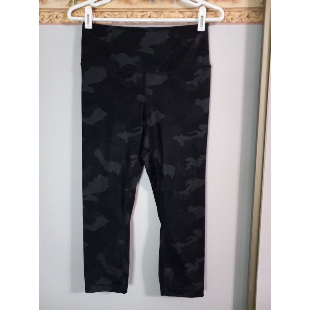 Yogalicious Lux Medium Black Camo Capri Stretch Gym Athleisure Casual Leggings